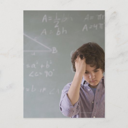 数学の黒板の前に10代の少年 ポストカード (正面)