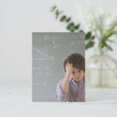数学の黒板の前に10代の少年 ポストカード (スタンド正面)