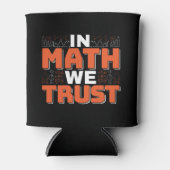 数学先生引用文- In Math We Trust 缶クーラー (正面)