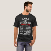 整備士時給カーオートバイの労働者の男性Wom Tシャツ (正面フル)