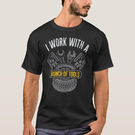 整備士私は機械工具の束を扱う Tシャツ (正面)