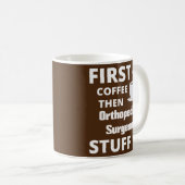 整形外科の外科医が最初のコーヒーを次に仕事の物 コーヒーマグカップ (正面右)