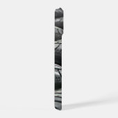 整然と並ぶ新品タイヤ iPhone 15ケース (右側面)