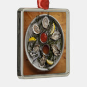 整理される未加工カキ メタルオーナメント (右)