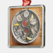 整理される未加工カキ メタルオーナメント (左)