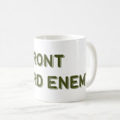 敵に向かって前に進む コーヒーマグカップ (正面右)