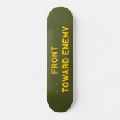 敵に向かって前に進む スケートボード (正面)