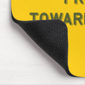 敵に向かって前に進む マウスパッド (コーナー)