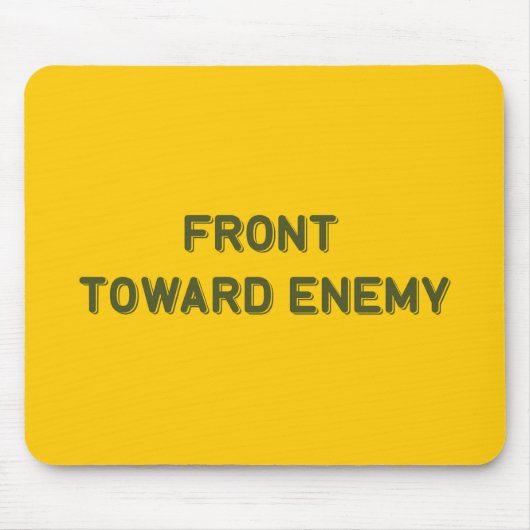敵に向かって前に進む マウスパッド (正面)