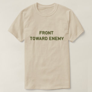 敵に向かって前に進む Tシャツ