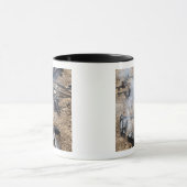 敵の武器の破片が飛び散っクールた マグカップ (中央)