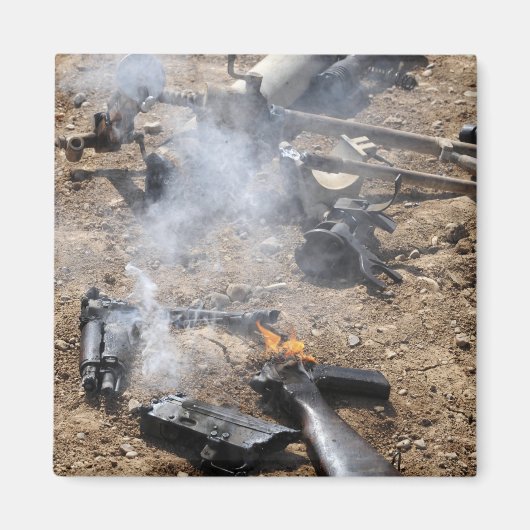 敵の武器の破片が飛び散っクールた マグネット (正面)