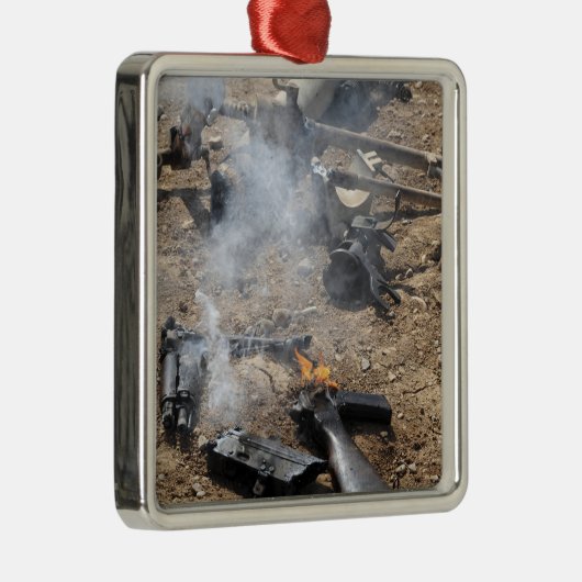敵の武器の破片が飛び散っクールた メタルオーナメント (右)