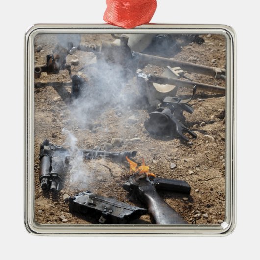 敵の武器の破片が飛び散っクールた メタルオーナメント (正面)