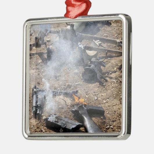 敵の武器の破片が飛び散っクールた メタルオーナメント (左)