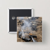 敵の武器の破片が飛び散っクールた 缶バッジ (正面&裏面)