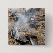 敵の武器の破片が飛び散っクールた 缶バッジ (正面)