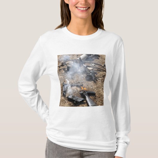 敵の武器の破片が飛び散っクールた Tシャツ (正面)