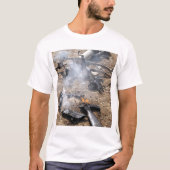 敵の武器の破片が飛び散っクールた Tシャツ (正面)