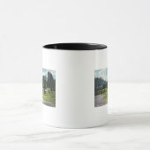 敷地内を散歩するゲストの姿 マグカップ (中央)