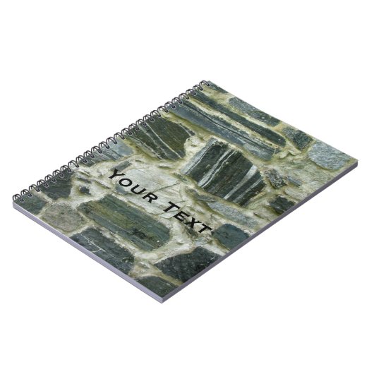 文字が付いている古い石塀 ノートブック (左側)