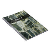 文字が付いている地質学の古い石塀 ノートブック (右側)