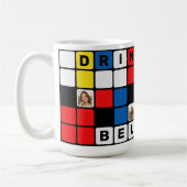 文字と写真の原色の正方形 コーヒーマグカップ (左)