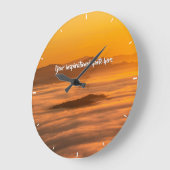 文字の日の出が霧のような風景の上にある ラージ壁時計 (傾斜)