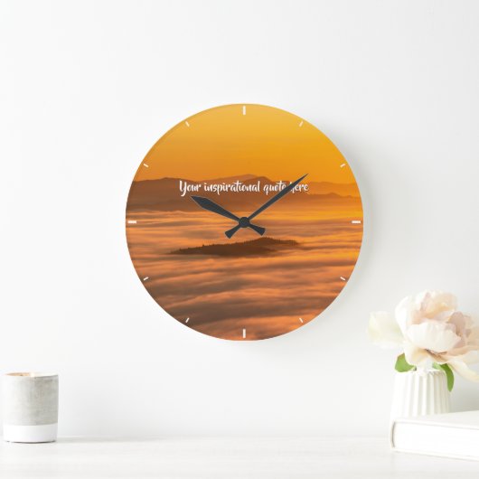 文字の日の出が霧のような風景の上にある ラージ壁時計 (ホーム)