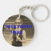 文字カスタムの両面ピンク色のローラー キーホルダー (裏面)