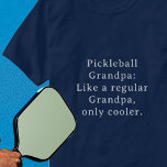 文字カスタムグランパおもしろいピックボール Tシャツ<br><div class="desc">文字カスタムのおもしろいGrandpa Pickleball選手のゲームシャツを紹介！特にクールGrandpasのピックボールを愛す遊る人のために。このおもしろいとユニークt0シャツは、あなたのGrandpaピックボール選手のためのお気に入りの完璧な贈り物である。カスタム文字オプションを使用すると、より特別なオプションにするためにカスタマイズできる。おじいちゃんに愛を見せて、キッチンを離れて滞在しながらピックボールコートで笑いを少し持っている。この1種類のシャツでゲームに追加おもしろいを準備しよう！</div>