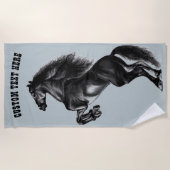 文字カスタムビーチタオル – 飼育ブラックワイルドホース ビーチタオル (正面)
