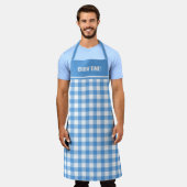 文字カスタムブルーとホワイトバッファロープレイド エプロン (着用した状態)