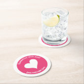 文字カスタム白ハートオンピンク ラウンドペーパーコースター (インサイチュ)