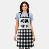 文字カスタム白黒バッファロープレイドキッチン エプロン (着用した状態)