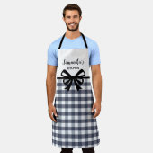 文字カスタム白黒バッファロープレイドキュートキッチン エプロン (着用した状態)