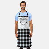 文字カスタム、白黒バッファロープレイドキッチン エプロン (着用した状態)