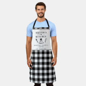 文字カスタム、白黒バッファロープレイドキッチン エプロン (着用した状態)