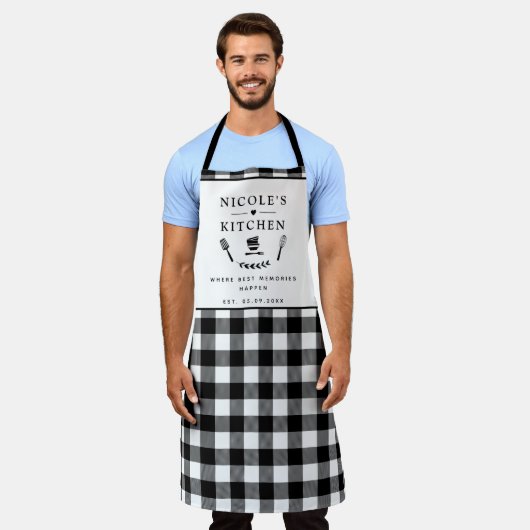 文字カスタム、白黒バッファロープレイドキッチン エプロン (着用した状態)