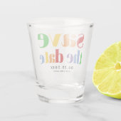 文字カラフル、ドット、およびストライプゲイ写真 ショットグラス (裏面)