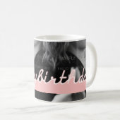 文字デザインなハッピーバースデーの写真のピンクの白い切り出し コーヒーマグカップ (正面右)