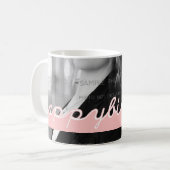 文字デザインなハッピーバースデーの写真のピンクの白い切り出し コーヒーマグカップ (正面左)