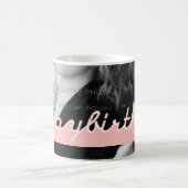 文字デザインなハッピーバースデーの写真のピンクの白い切り出し コーヒーマグカップ (中央)