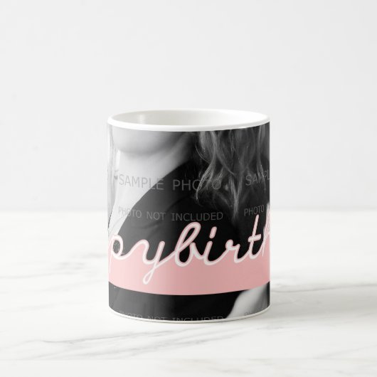 文字デザインなハッピーバースデーの写真のピンクの白い切り出し コーヒーマグカップ (中央)