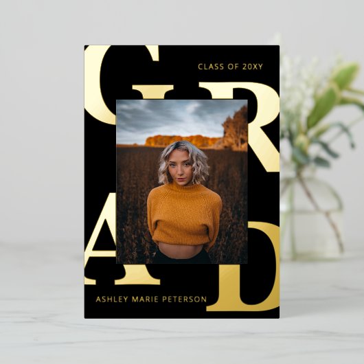 文字モダン黒の金ゴールド写真の卒業 箔招待状 (立ち正面)