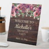 文字列素朴ライトパープルフローラ誕生日ようこそ 台座サイン (インサイチュ)