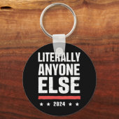 文字通り他の誰もが2024政治的おもしろいな キーホルダー (正面)