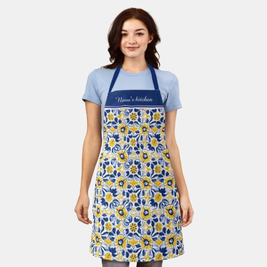 文字💛💙青と黄色、フローラアズレホス エプロン (着用した状態)