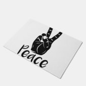 文字"平和"が付いているアイコン手のピースサイン ドアマット (アングル)