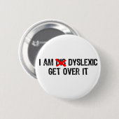文字- I Am Dyslexic, Get Over It - Black /Red 缶バッジ (正面&裏面)